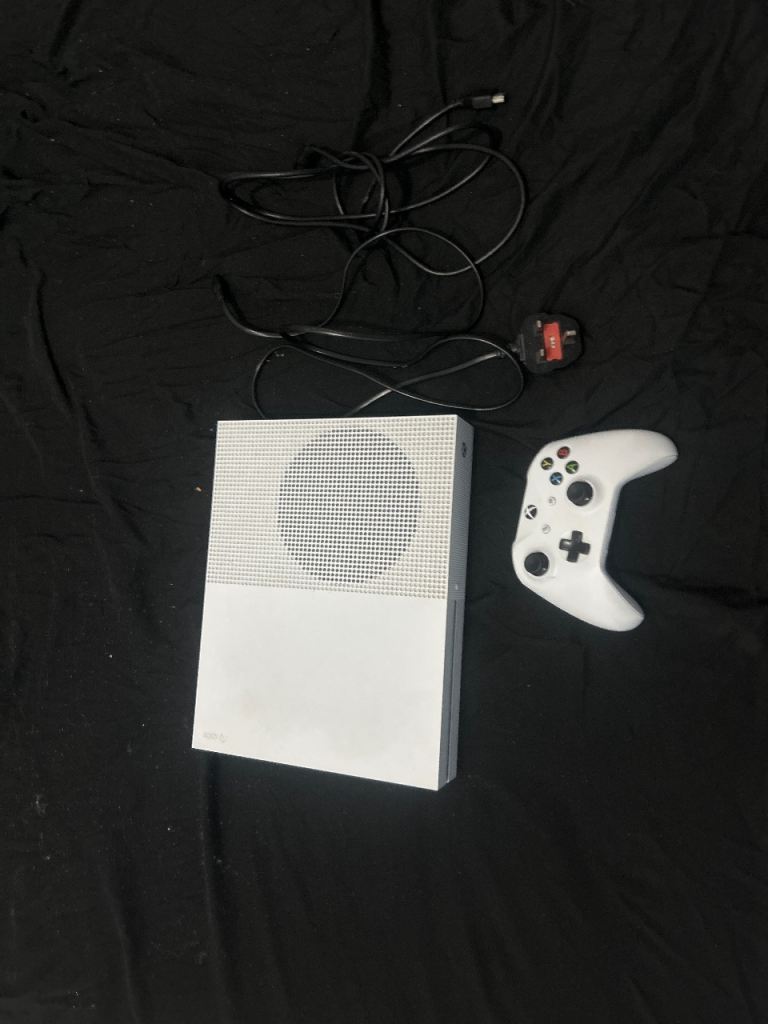 Xbox One S Console with Controller – Good Condition