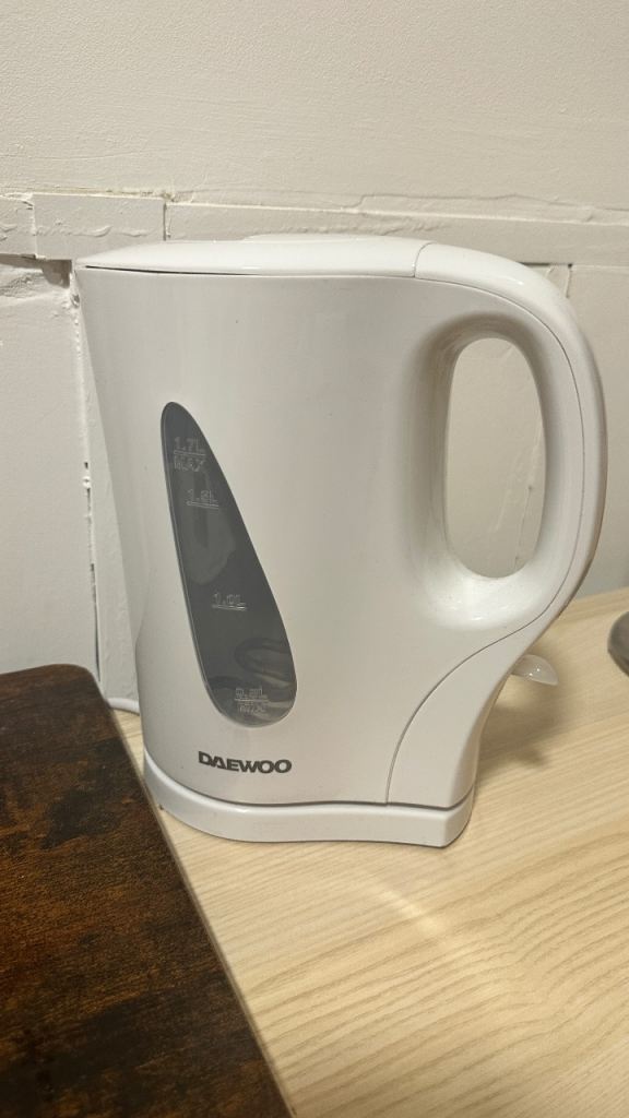 CLEAN Daewoo White Electric Kettle – Good Condition