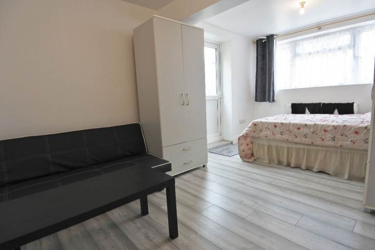 *INC ALL BILLS* Studio flat with separate kitchen and garden to rent in Willesden