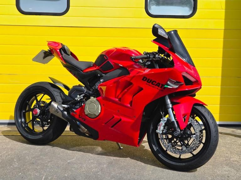 Ducati Panigale V4 AKRAPOVIC EXHAUST + RACE MAP! LOW MILES! PRISTINE CONDITION