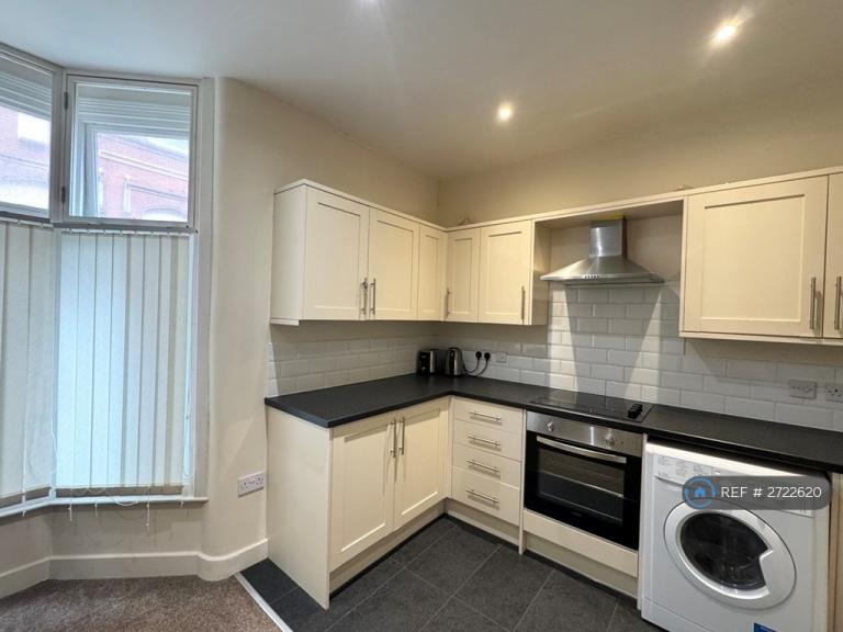 1 bedroom flat in Scarisbrick Avenue, Southport, PR8 (1 bed) (#2722620)
