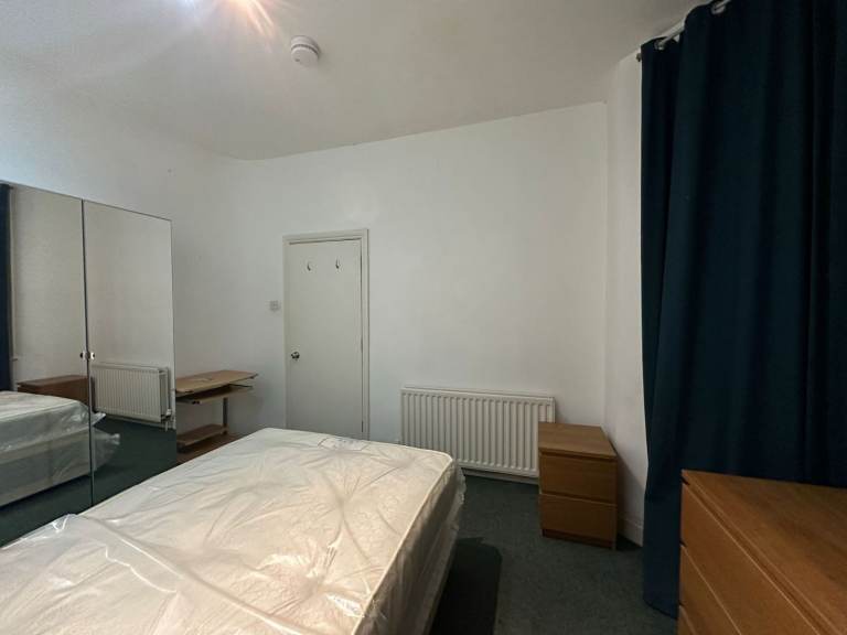 SPACIOUS DOUBLE ROOM AVAILABLE IN ILFORD - BILLS INCLUDED ✅