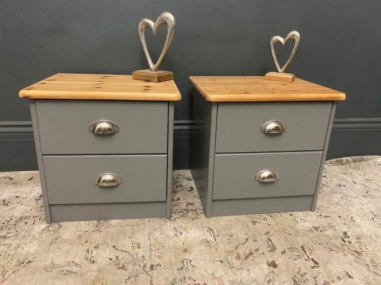 💙🌳 lovely solid pine pair of bedside lamp tables 