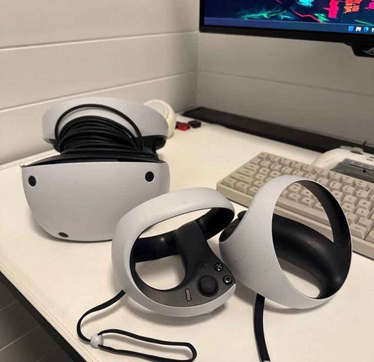 PSVR2 PS VR2 VR 2 Sony PlayStation VR2 Headset and Controllers – Good Condition