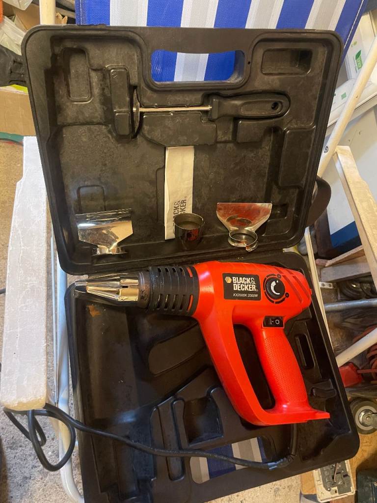 BLACK AND DECKER HEAT GUN WITH ACCESSORIES 