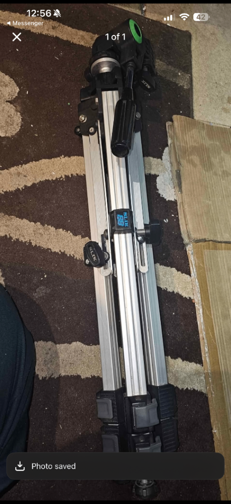 Camera Tripod with Fluid Head – Good Condition