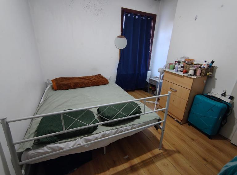 2 sharing room for Hindu boys