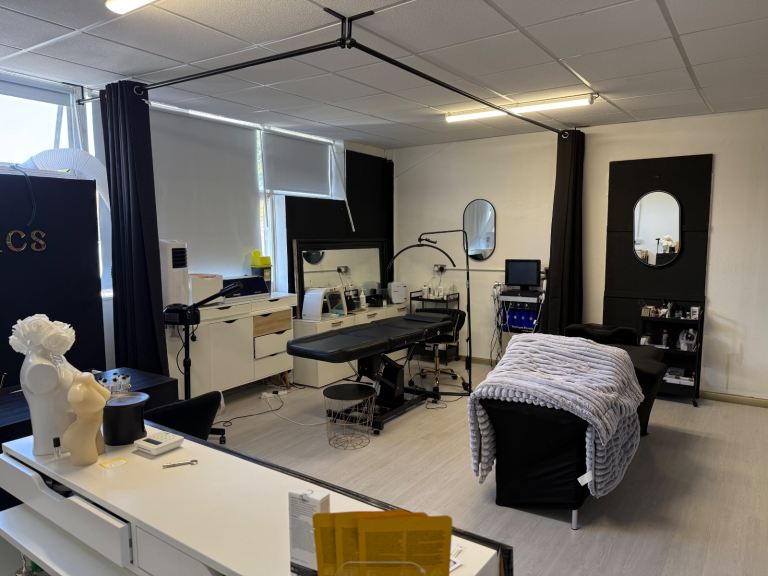 LARGE OFFICE RECENTLY REFURBED WITH BOARDROOM PLUS NORMAL OFFICE PLUS 3 SMALLER OFFICES AT £350PCM