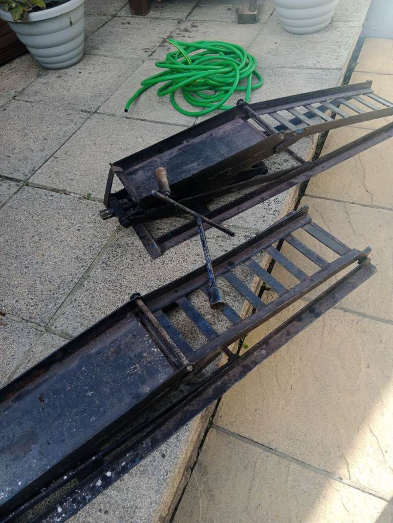 Folding car ramps