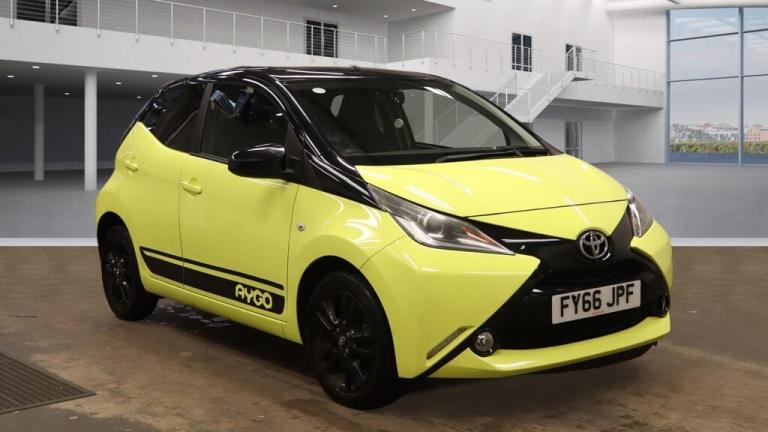 TOYOTA AYGO 1.0 VVT-i x-cite 3 Yellow Bi-Tone 2016