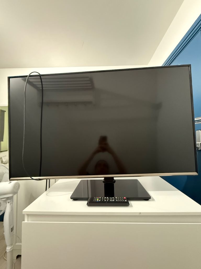 TV Smart 43” - £80