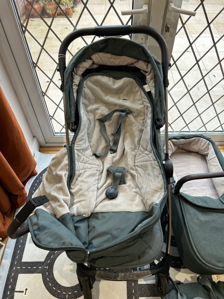 Mamas and Papas Strada Pram Bundle - Pram + Carry Cot + Backpack + Footmuff + Hand Warmers