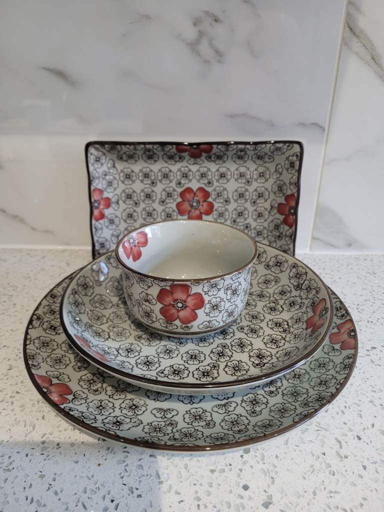 Elegant 4-Piece Ceramic Crockery Set