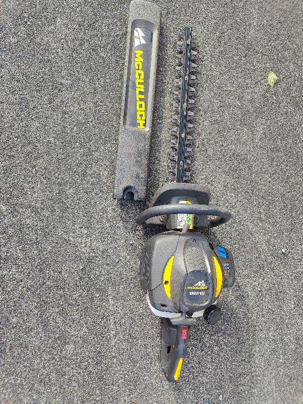 McCulloch Superlite 4528 petrol hedge trimmer.