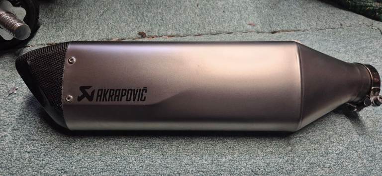 Bmws1000r Akrapovic titanium carbon tipped can