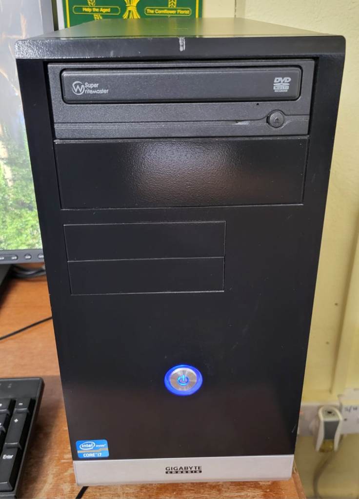 DESKTOP PC WITH MONITOR, KEYBOARD AND MOUSE