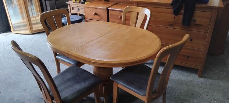 Wooden Extending Dining Table with 4 Chairs – Good Condition