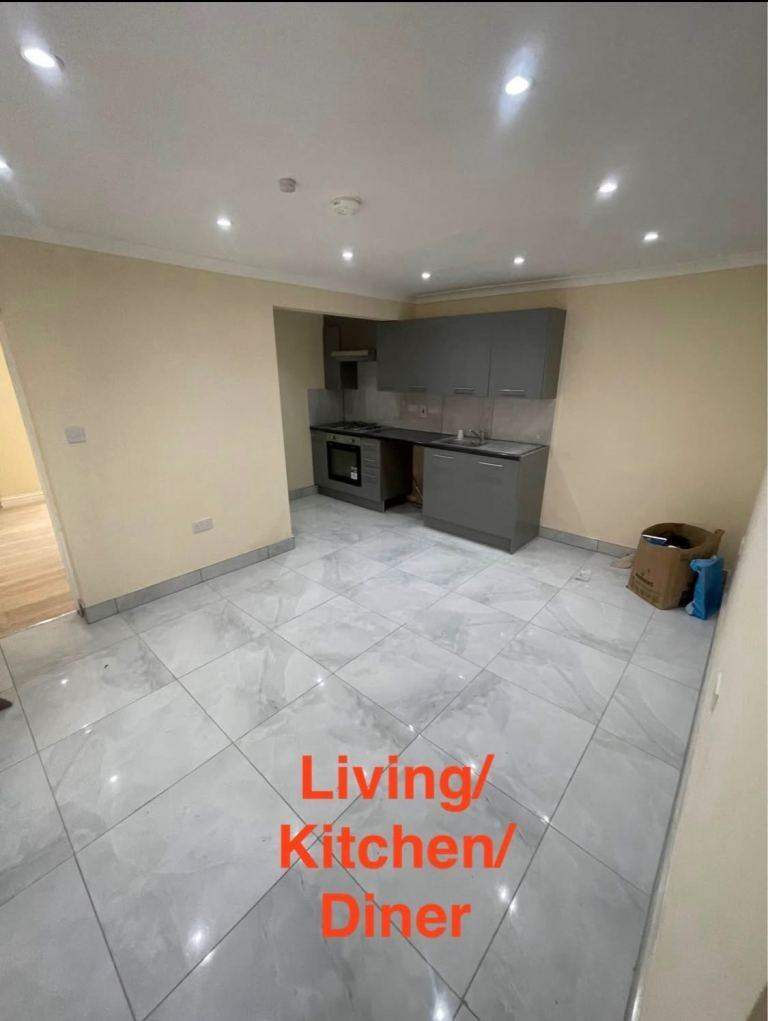 Newly Renovated 2-Bedroom Apartment in SL2 5BJ – £1,950 PCM | Parking & Transport Links
