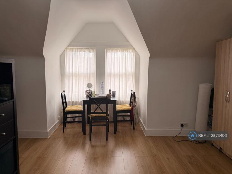 Studio flat in Horn Lane, London, W3 (#2873403)