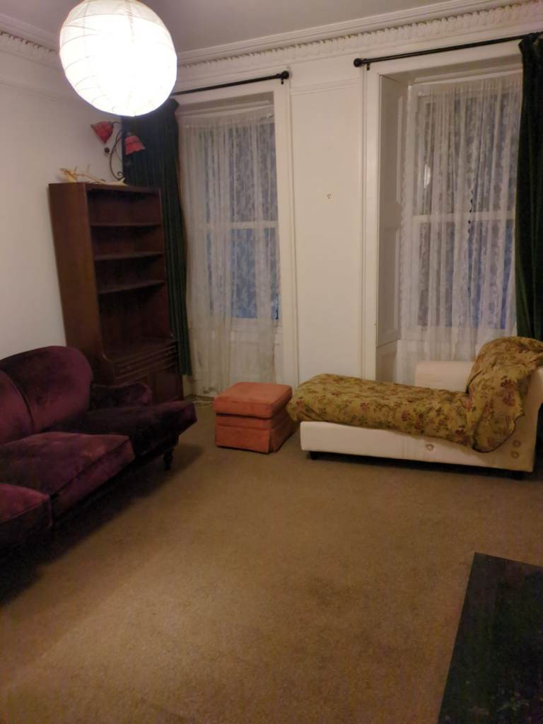 FESTIVAL LET: 2 bed flat in a central foot of Leith walk location for Edinburgh festival onwards