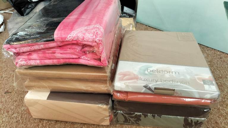 6 items including Luxury king size duvet sets and 1 sheet   