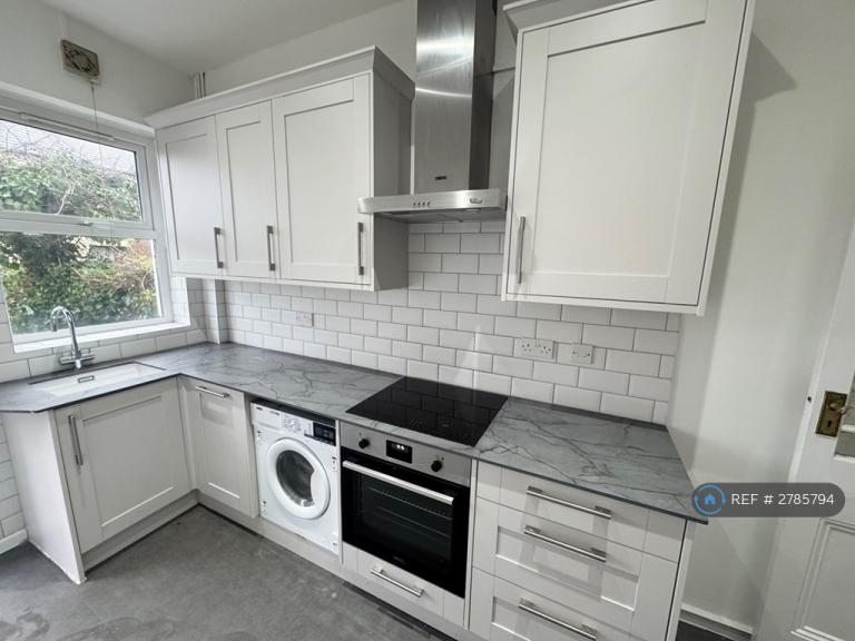 2 bedroom flat in Pen-Y-Wain Road, Cardiff, CF24 (2 bed) (#2785794)
