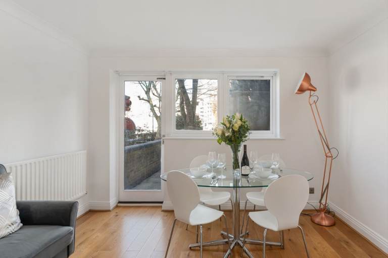 Waterside Flat in Canary Wharf | Free Parking | Close to DLR, shops, Greenwich | Monthly Stays
