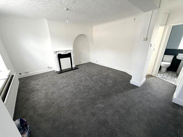 Excellent condition 3 bedrooms house near Becontree Station- Dagenham- Company let Allowed