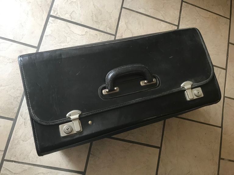 Strong roomy case , suit a trades person, roadie, camera person etc, READ LISTING or wont reply