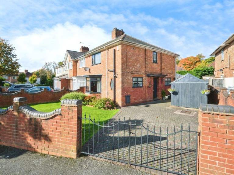 3 Bedroom house for rent - 2 Bathrooms. Birmingham B27