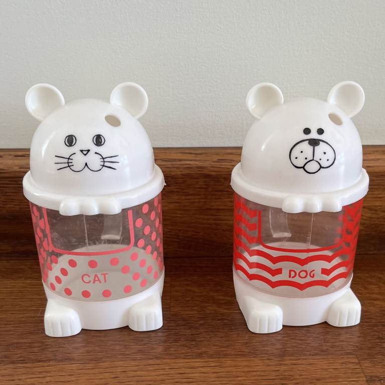 Vintage 1980's 2 plastic child's cups, cat and dog. Lid with hole for straw. £5 ovno both. Can post.