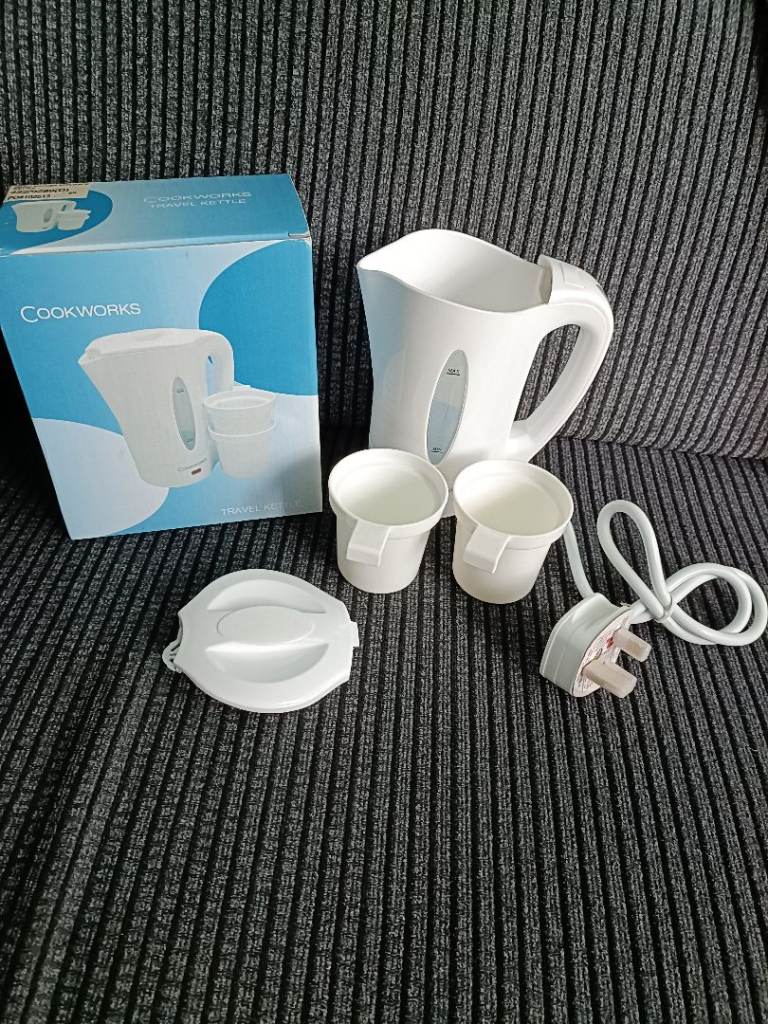 New in box cookworks travel kettle with 2 small cups 