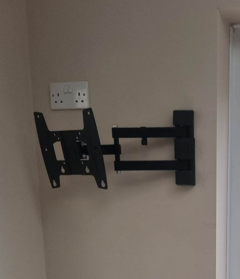 One for All Full motion TV bracket - 180 degree swivel wall mount