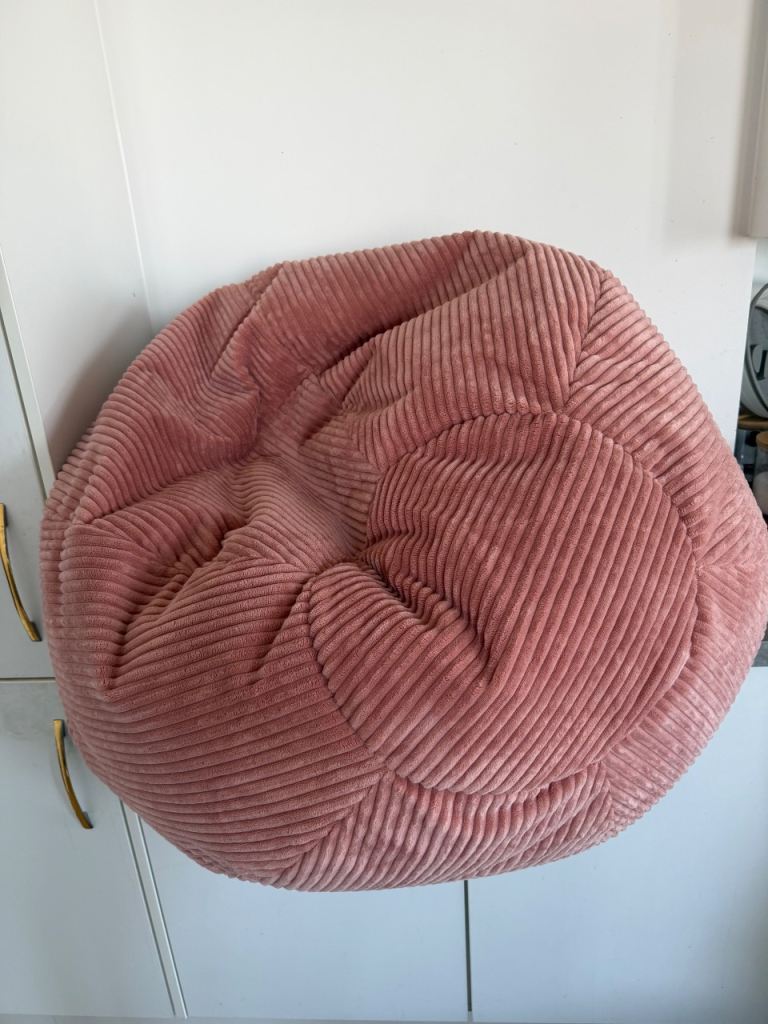 Brand new icon Kingston pink large adult bean bag chair🪑