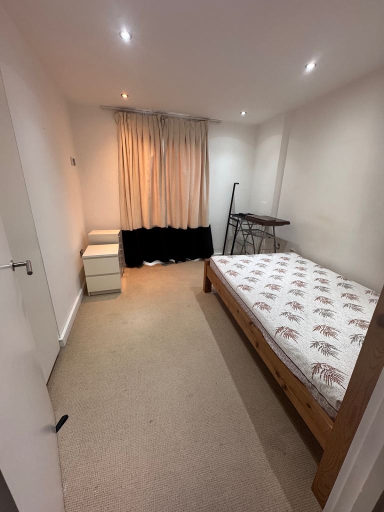 Double room available near slough high street 
