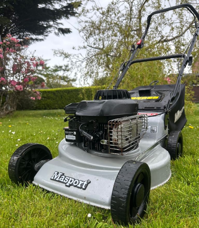 Masport 18” cut petrol lawnmower as good as new Briggs easy start heavy gauge steel deck mower 