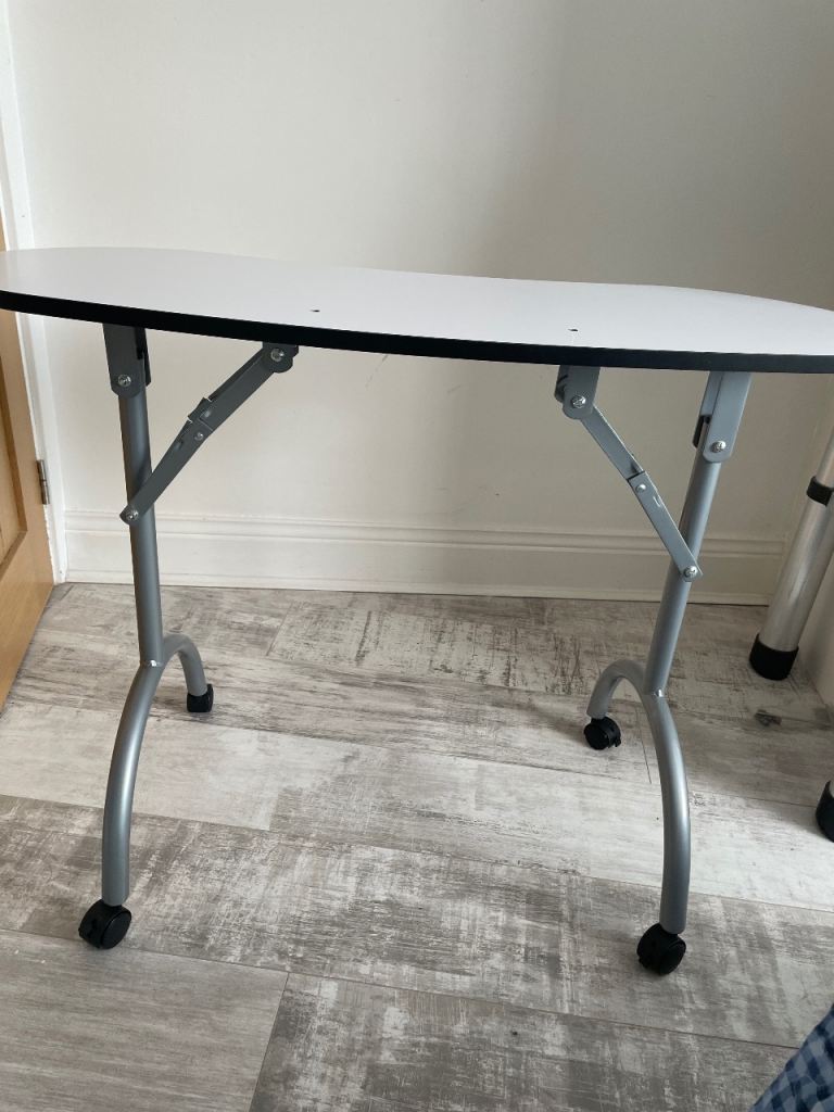Portable nail Bar/ table excellent condition 