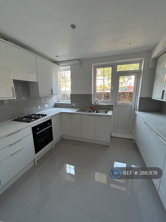 4 bedroom flat in Oslac Road, London, SE6 (4 bed) (#2863178)
