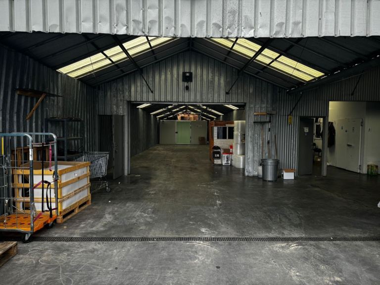 250m2 warehouse with fridge 60m2