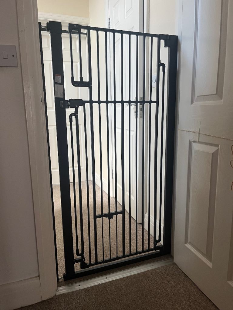 Tall pet gate. Height 130cm width 81-108cm
