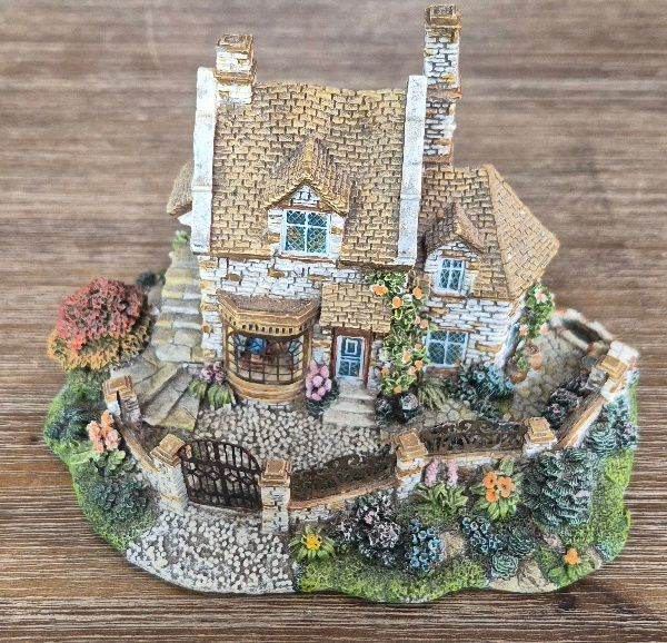 Charming Miniature Cottage Figurine – Detailed Collectible