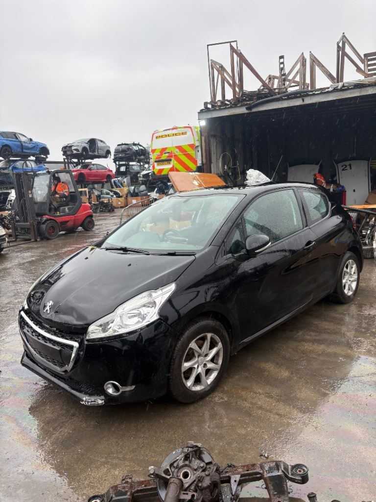 2015 Peugeot 208 1.2 Petrol 5 Speed Manual Breaking
