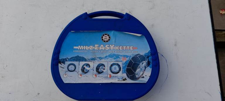 Unused snow chains for 15/16” tyres.