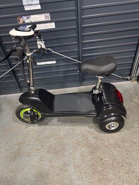 BRAND NEW ZIPPER ELECTRIC FOLDING SCOOTER WITH LIGHT WEIGHT BATTERY