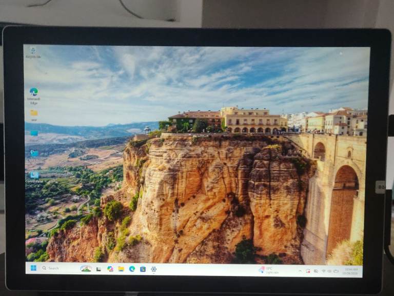 FAULTY (BUT WORKING) SURFACE PRO 5. I5, THE GEN