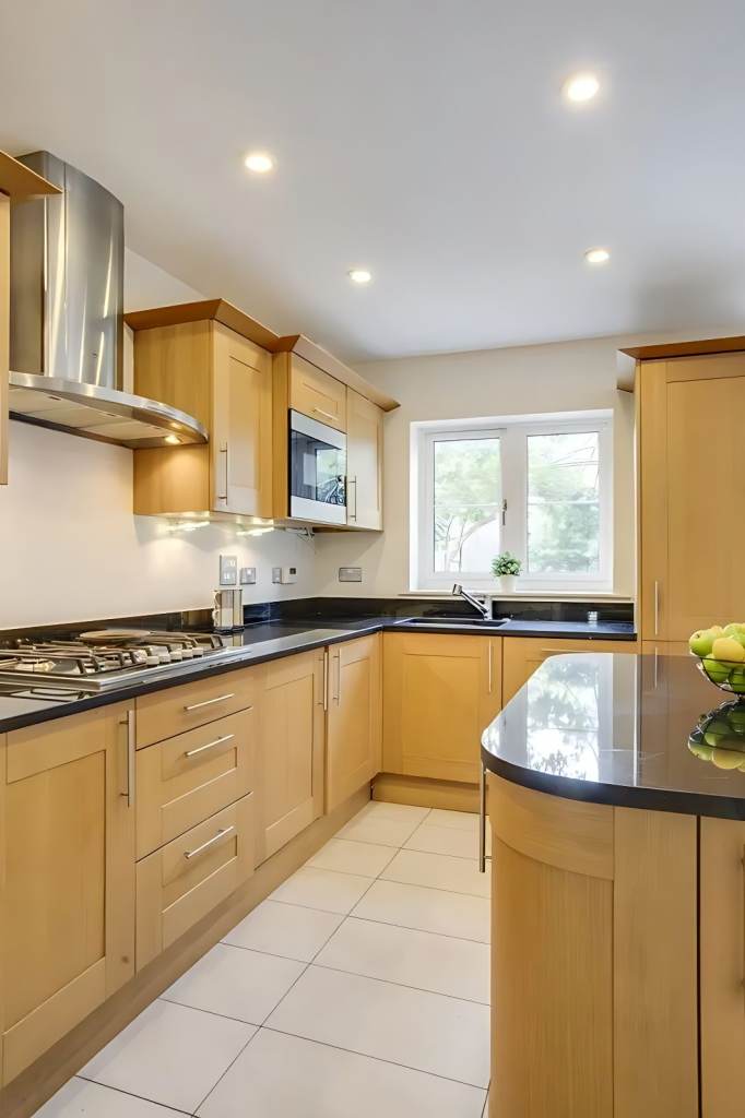 Spacious 4 Bedroom Detached House | Farmers Place, Gerrards Cross | in ...