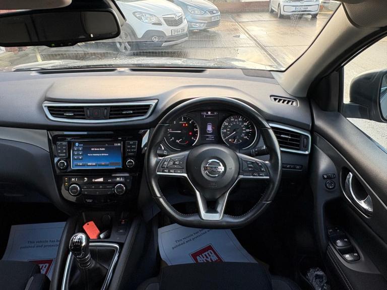 2018 Nissan Qashqai 1.5 dCi N-Connecta 5dr ++ PANROOF / NAV / CAMERA / ULEZ / 7 SERVICES ++ HATCH...