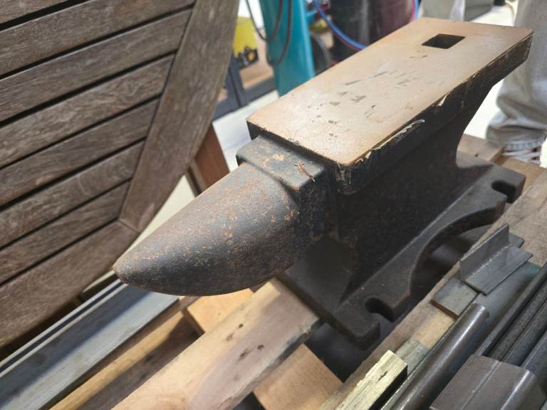 VEVOR Blacksmith Anvil (Hardy Hole) – Heavy Duty