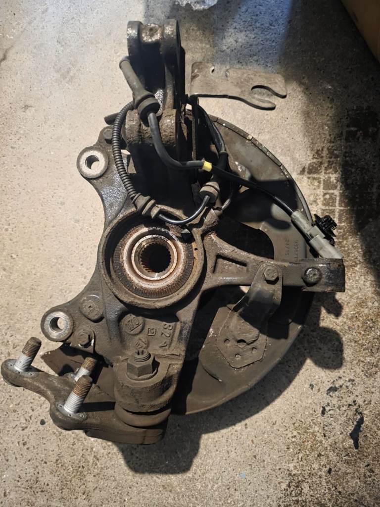 Citroen C4 Grand Picasso right side wheel hub