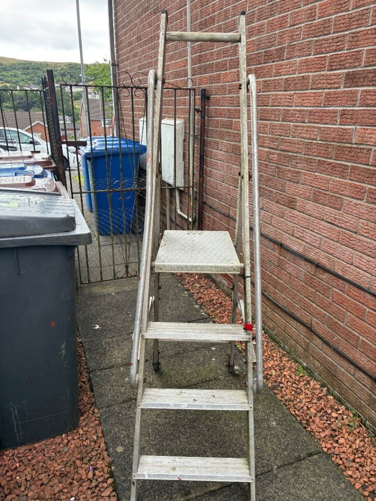 Aluminium Step Ladder with Platform and Wheels – Fair Condition